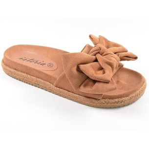 9048 Isteria Zueco Sandalia Zueco antelina, con planta forrada en textil. Piso con yute y suela de goma antideslizante. Un estil