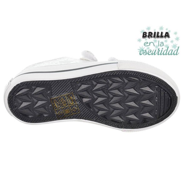 14169 Osito Zapatilla en textil metalizado. Estampado que brillan en la oscuridad. Forro textil. Velcro. Suela antideslizante.