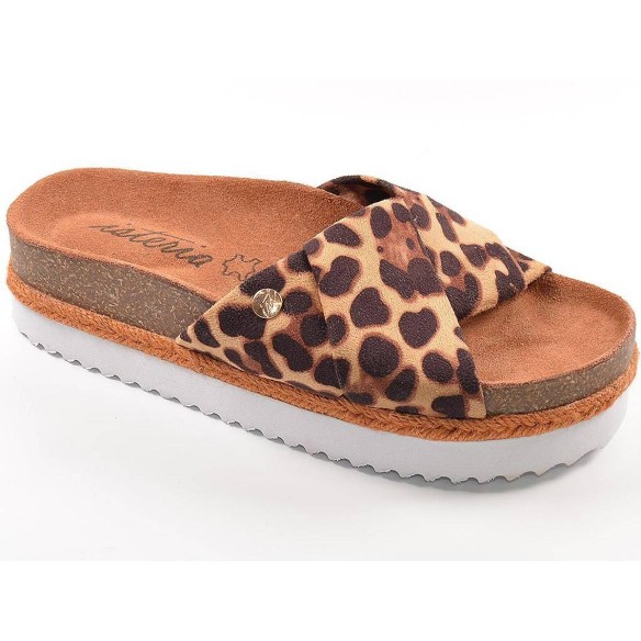 9044 Isteria Zueco Sandalia Zueco antelina con planta bío en piel y suela con plataforma de eva termo conformada. En animal prin