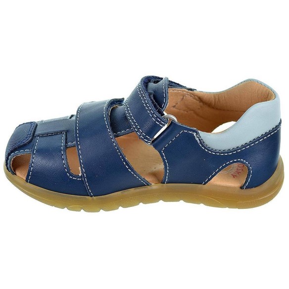 025821 Pablosky Sandalia en piel, velcro y plantilla acolchada absorbente y anti bacterias. Piso de goma antideslizante