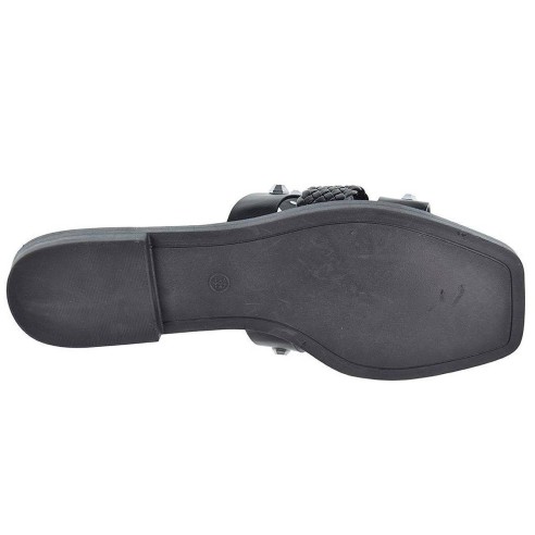 Isteria Zueco Mujer 23155  Con tiras trenzadas y decoración en remaches. Plantilla acolchada  y piso de goma antideslizante.