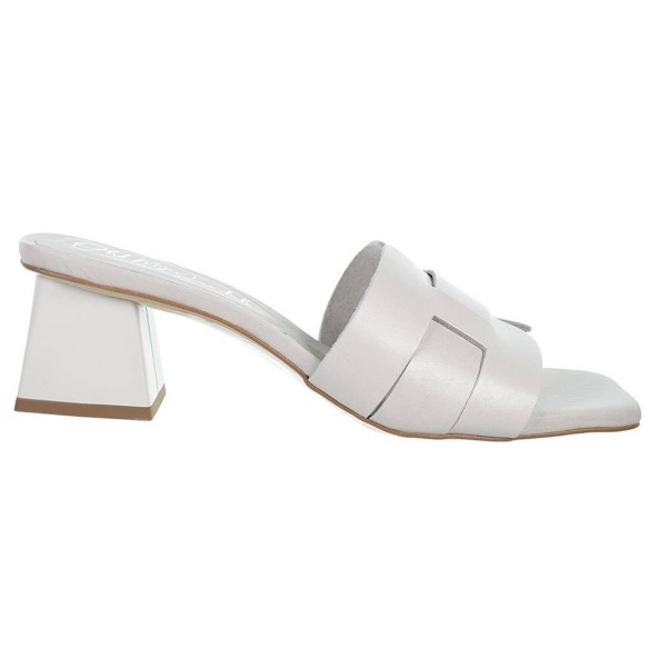 Oh! My Sandals Zueco de piel plantilla piel acolchada, muy confortable. Tacón de 4,5cm.de altura.