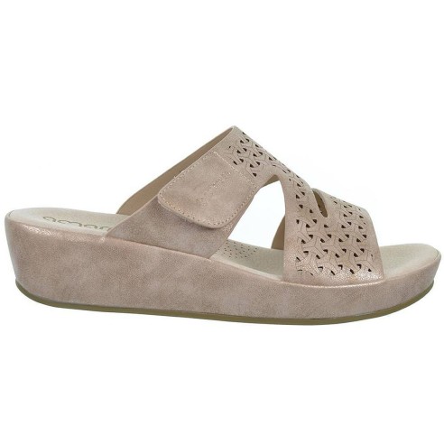 23589 Amarpies Zueco sintético perforado, forro textil.  Velcro ajustable. Piso con cuña de 4cm. antideslizante. Pies delicados