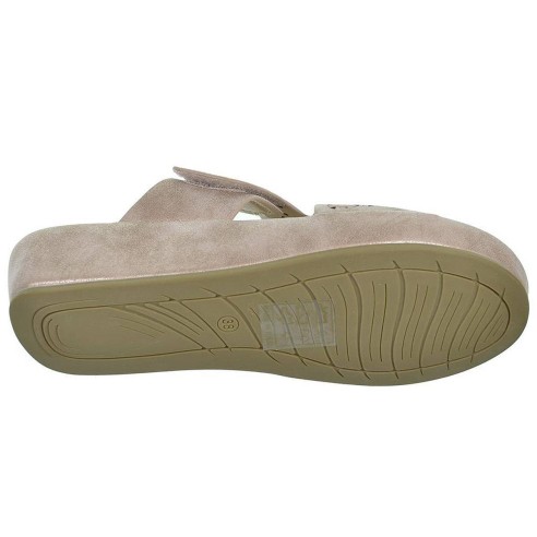 23589 Amarpies Zueco sintético perforado, forro textil.  Velcro ajustable. Piso con cuña de 4cm. antideslizante. Pies delicados